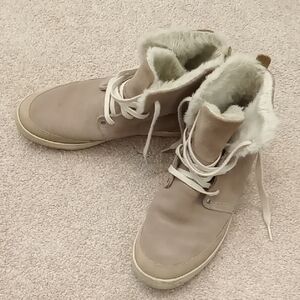 Helly Hansen Women's Tan Fur-Lined Boots